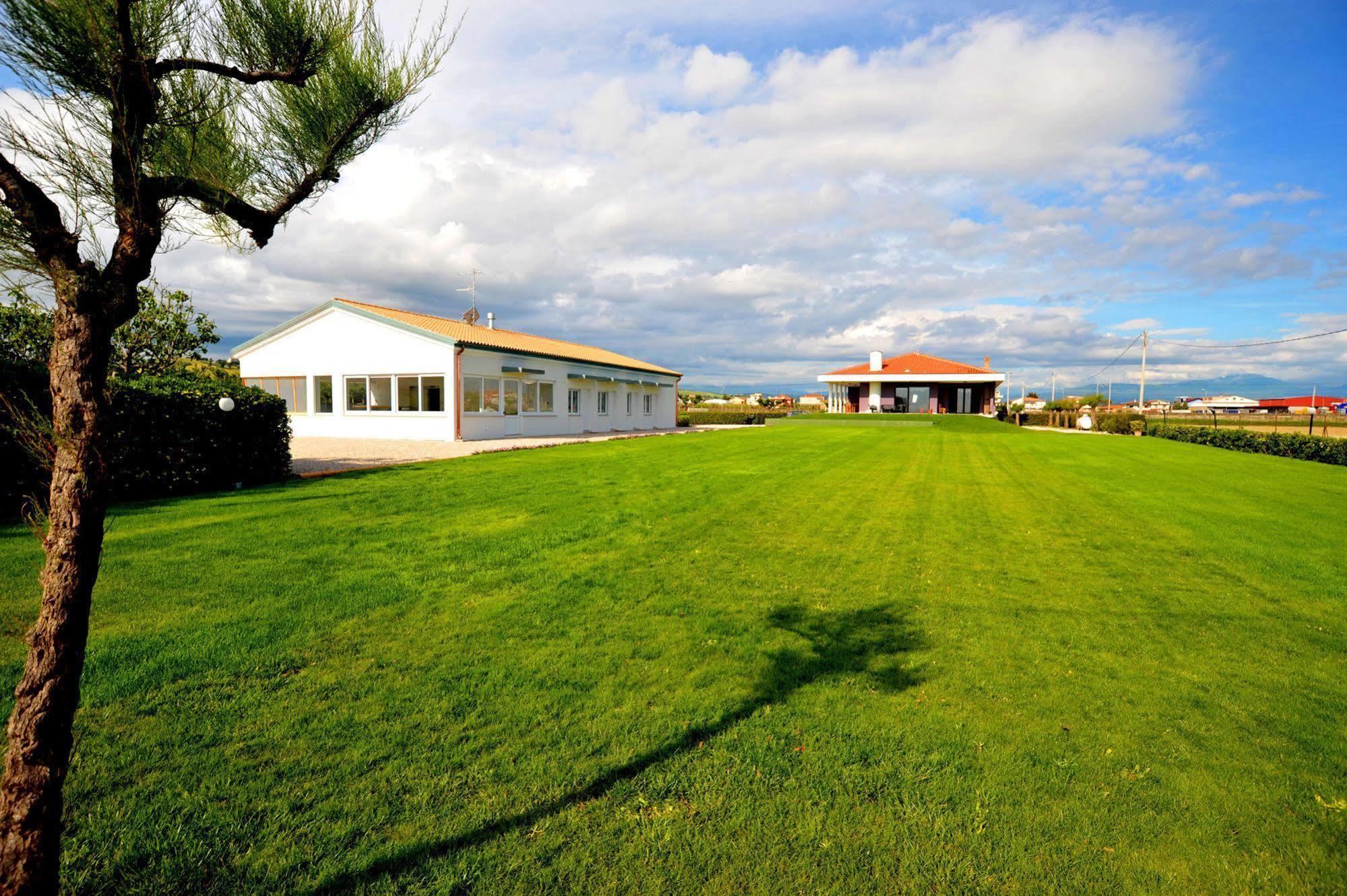 Agriturismo Frontemare Джулианова Экстерьер фото